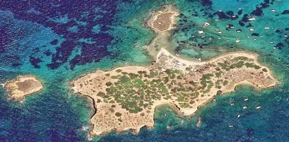 Αυτό είναι το ιδιωτικό νησί της Αττικής που ανήκει σε έναν… βιοπαλαιστή!